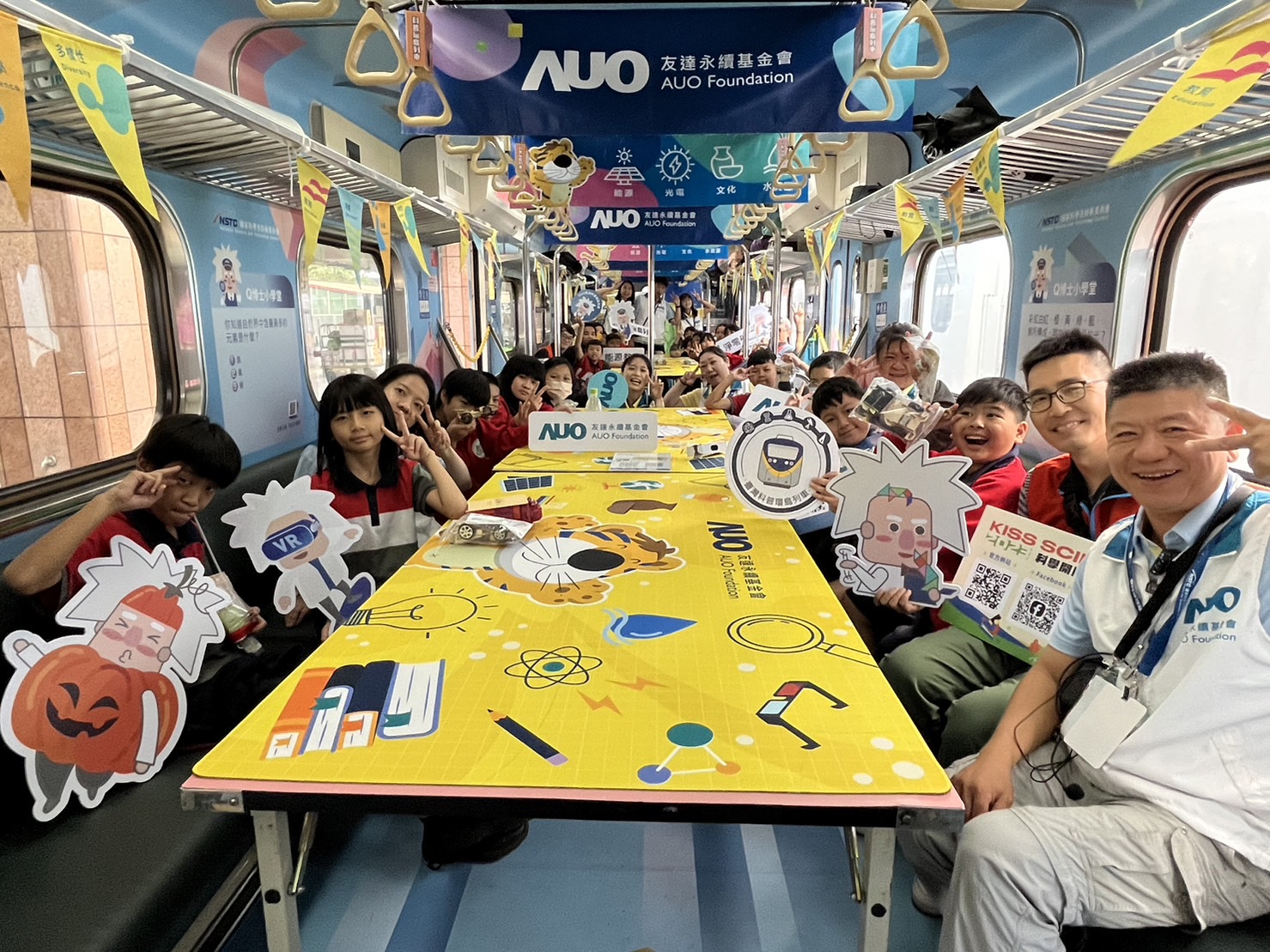 DB真人永續基金會參與「臺灣科普環島列車」，設計基礎科學車廂課程，以「淨零碳排和永續能源」為主題，讓學生透過創意實驗認識淨零知識，以及思考生活中的減碳行為