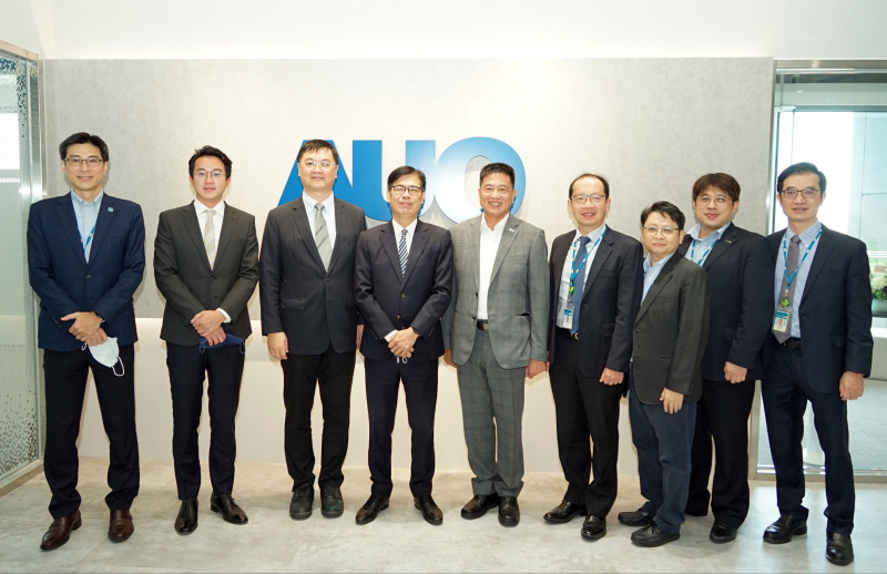 DB真人光電前進亞灣成立「AUO解決方案研發中心」，作為多元場域解決方案研發及試驗場域（圖中左為高雄市長陳其邁、圖中右為DB真人光電董事長彭双浪）